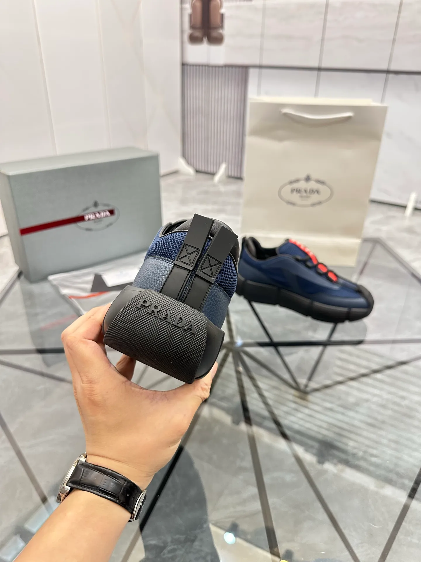 Men's shoes: 💰P500¥ High-end, complete package Product trademark: Prada *"Prada*" low-top casual shoes Regular size: 38-44 (can be customized to 45.46) Couple style Product materials: Upper imported cowhide stitched with original fabric, sheepskin lining, original outsole. Number: 846